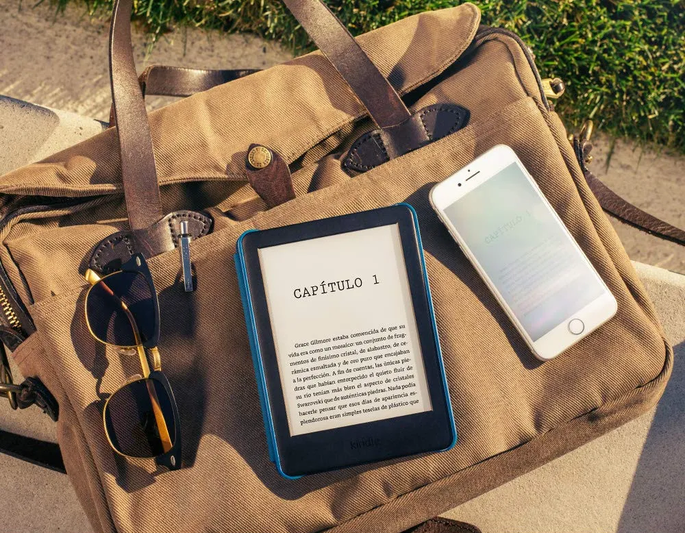 Kindle básico junto a un iPhone a la luz del día