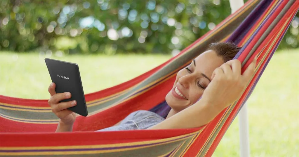 Mujer leyendo sobre una hamaca con PocketBook Touch Lux 5.